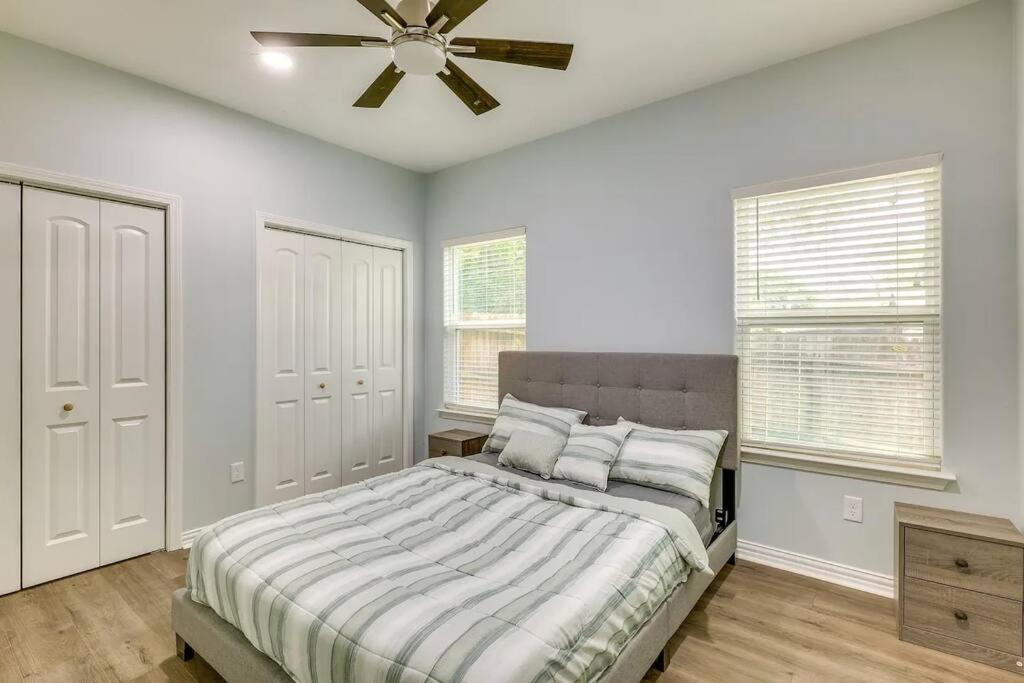 Vacation Home Lake Livingston! Onalaska Eksteriør bilde