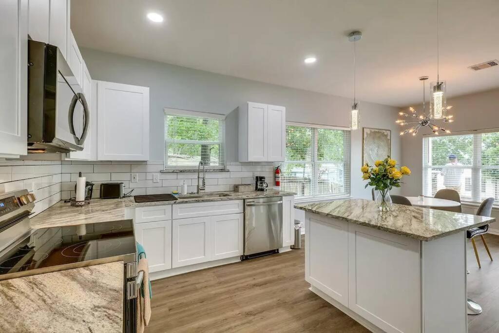 Vacation Home Lake Livingston! Onalaska Eksteriør bilde