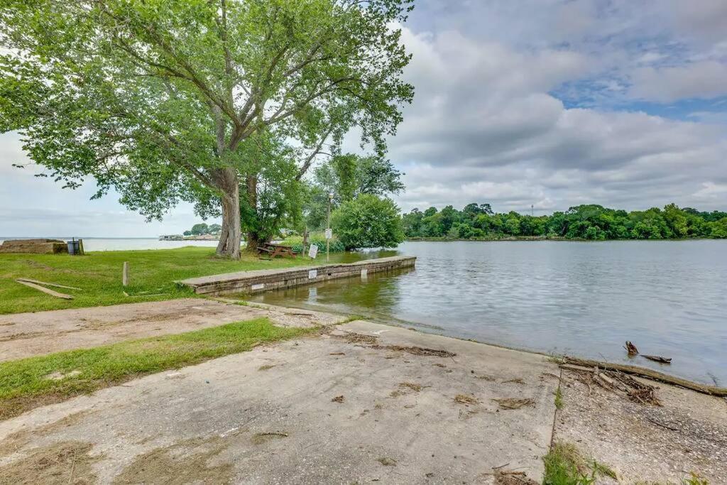 Vacation Home Lake Livingston! Onalaska Eksteriør bilde