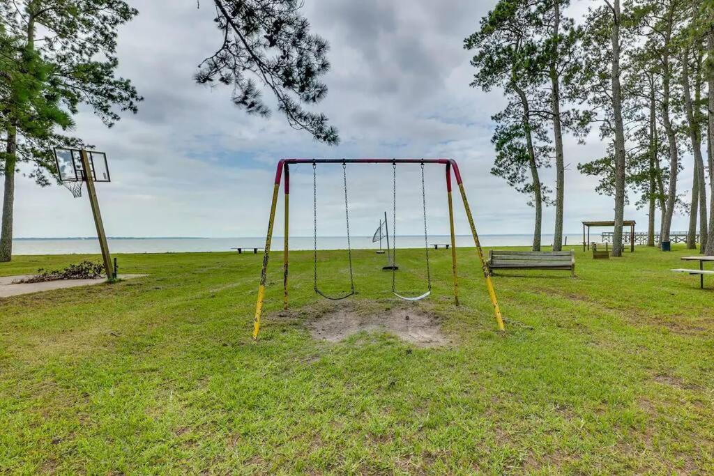 Vacation Home Lake Livingston! Onalaska Eksteriør bilde