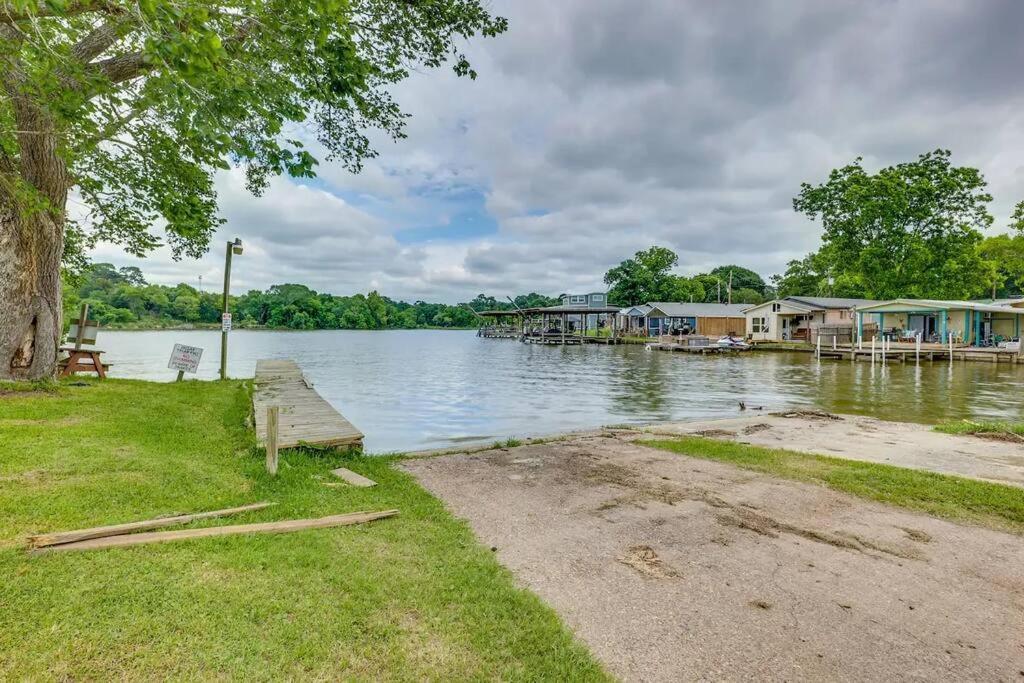Vacation Home Lake Livingston! Onalaska Eksteriør bilde